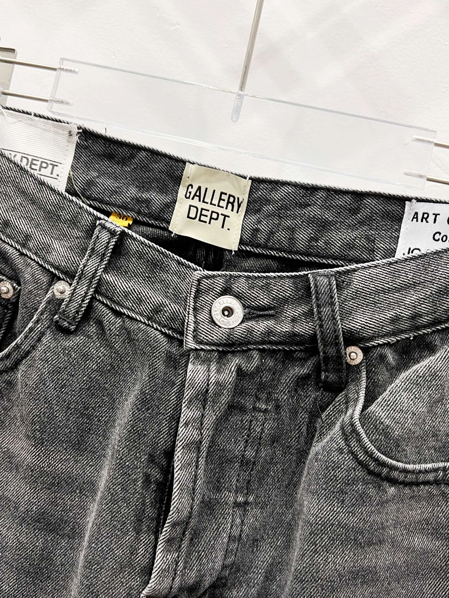 P250 Style No.: (c061) GALLERY DEPT & Chrome Hearts Co-branded spliced cross loose washed flared jeans to truly restore the ultimate vintage texture. The original hardware accessories, washed and other elevators, QR code analysis are all purchased from the original factory, with a high degree of restoration. You are welcome to compare with a certain product ~ Three-dimensional version Loose and comfortable, not picky about the body shape, taller and slimmer, factory Seiko, original factory quality control, same style for men and women, can be matched with couples, versatile recommendation Jeans that are a must-have for all seasons. Trendy people have been disappointed. From the quality selection of fabrics, the tailoring of details, and the matching of patterns, they are all impeccable! The upper body is so handsome when worn...it can be easily worn by men, women and children! The craftsmanship uses heavy-duty washed pure cotton denim fabric. After washing, it is soft and thick. It is very stylish when worn on the body. Size: 28, 30, 32, 34, 36 (S-XXL) Color: Stitching
